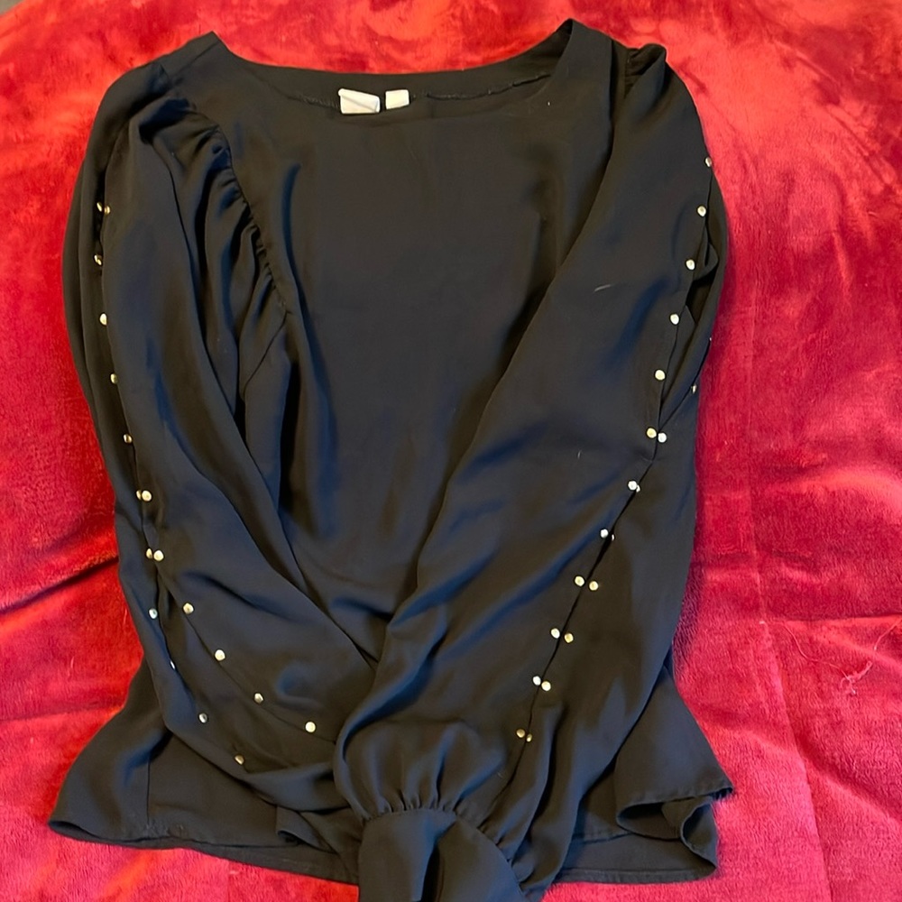 Gap women’s black top with grommet details on the side of each arm